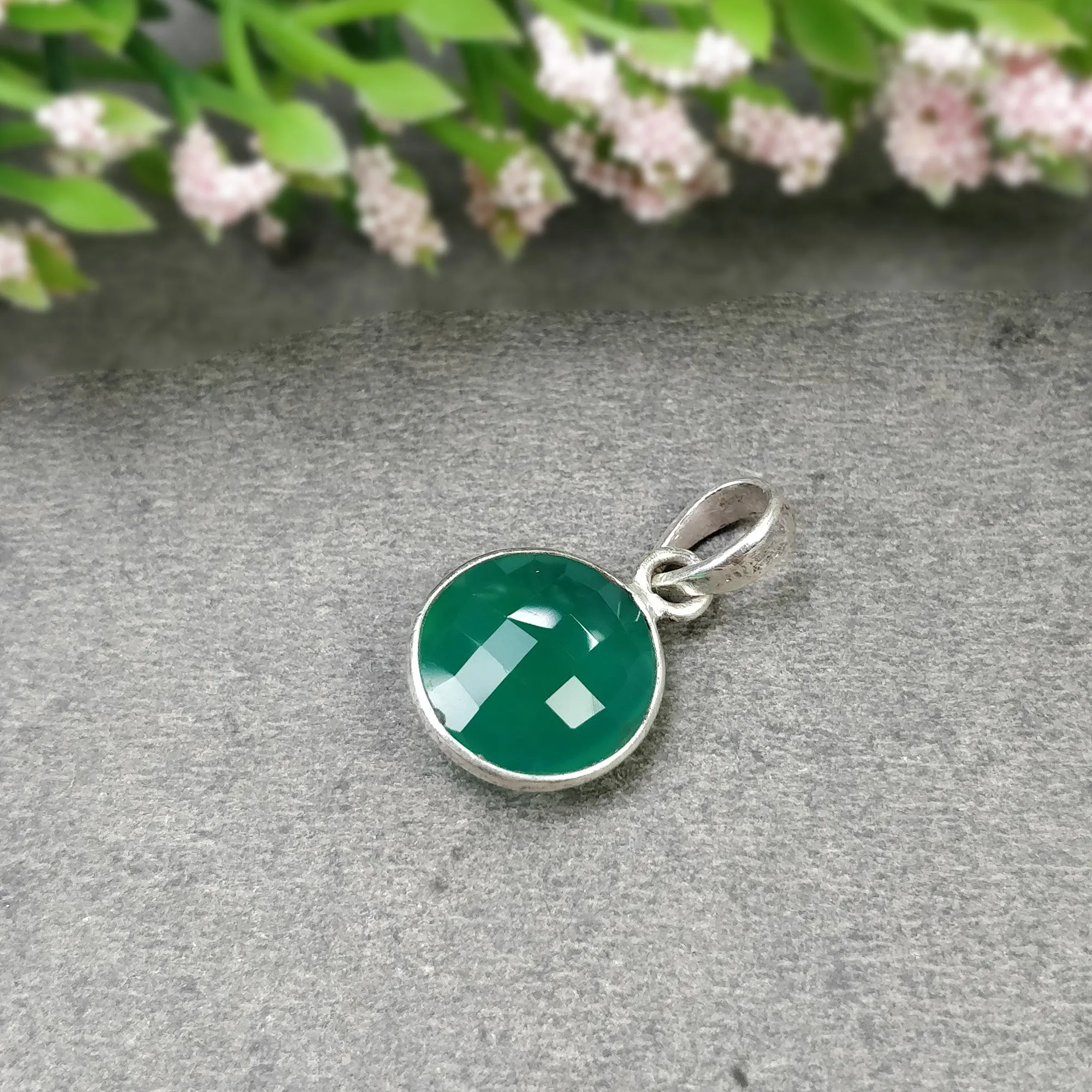 925 Sterling Silver PENDANT : 1.62gms Natural GREEN ONYX Gemstone Round Shape Bezel Set Minimalist Pendant 0.85"